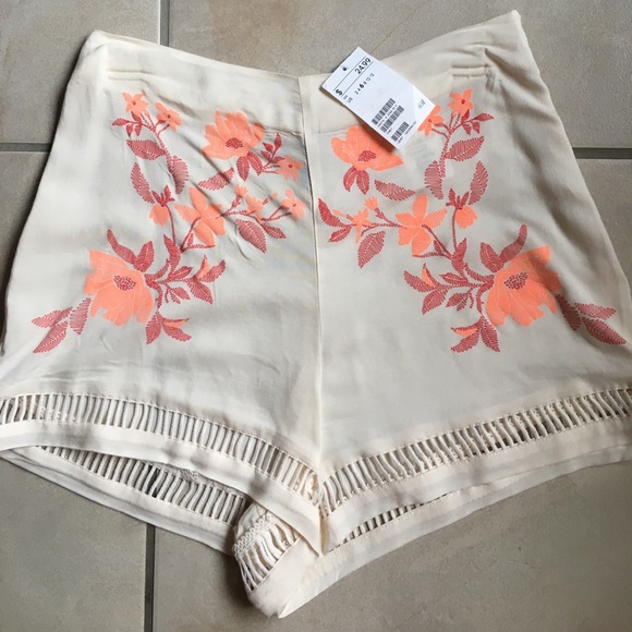 🌺NWT, H&M super cute high waisted cream shorts🌺 - Picture 2 of 4